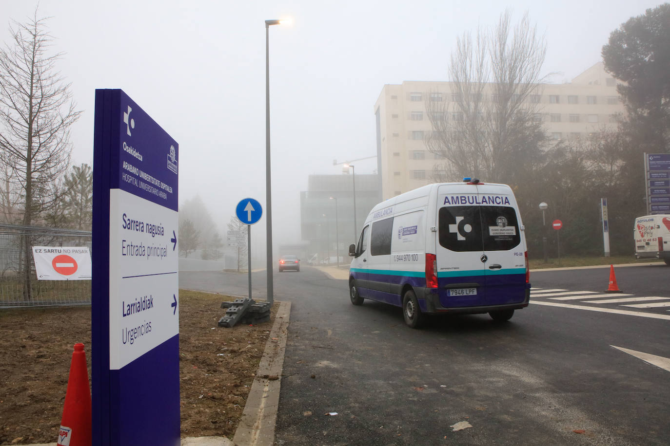 Una ambulancia de transporte no urgente entra en Txagorritxu