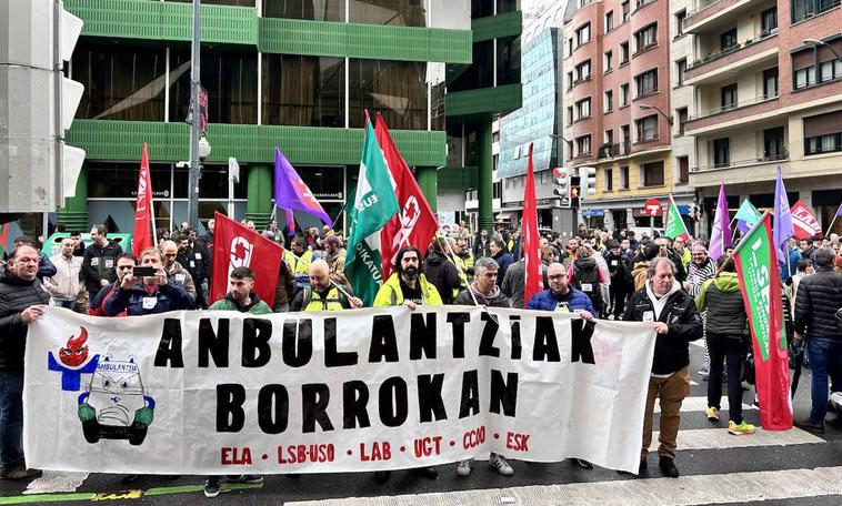 Trabajadores de ambulancias se maniestan este lunes en Bilbao.