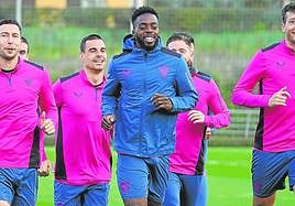 Buen ánimo. De Marcos, Dani García, Iñaki Williams, Muniain y Vesga, durante un entrenamiento en Lezama.