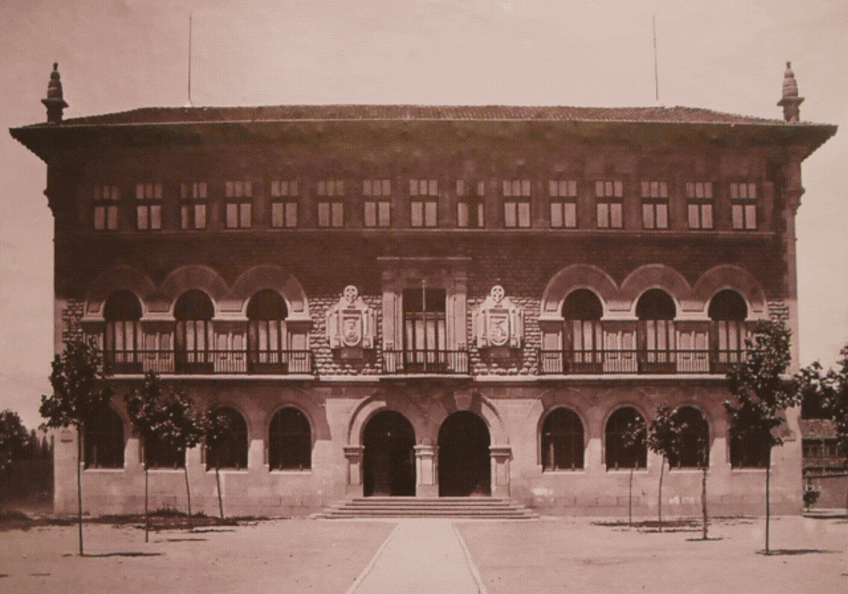 El actual edificio (1919-1923) en la Escuela de Artes y Oficios ha cumplido cien años de su construcción y es obra del arquitecto Luis Díaz Tolosana.
