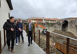 Los arquitectos Arkaitz Quincoces e Iratxe Ibáñez explican las obras al alcalde de Orduña, Iker Santocildes, y al consejero de Cultura y Política Lingüística, Bingen Zupiria.
