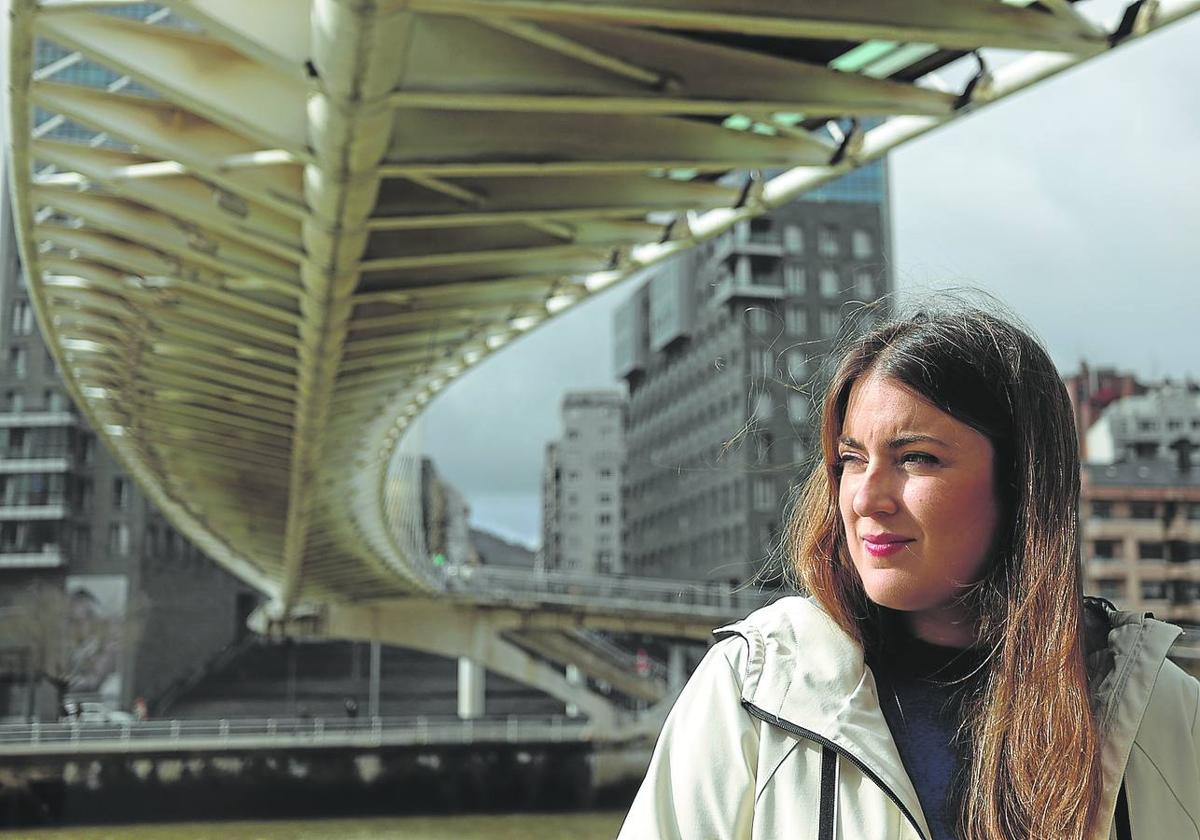 García posa el pasado viernes frente al Puente Zubizuri de Bilbao, a escasos metros de la sede de Sumar en el Campo Volantín.