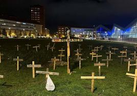 La plantilla de Mecaner convierte en un cementerio la campa frente a Lakua en protesta por el cierre de la fábrica de Urduliz