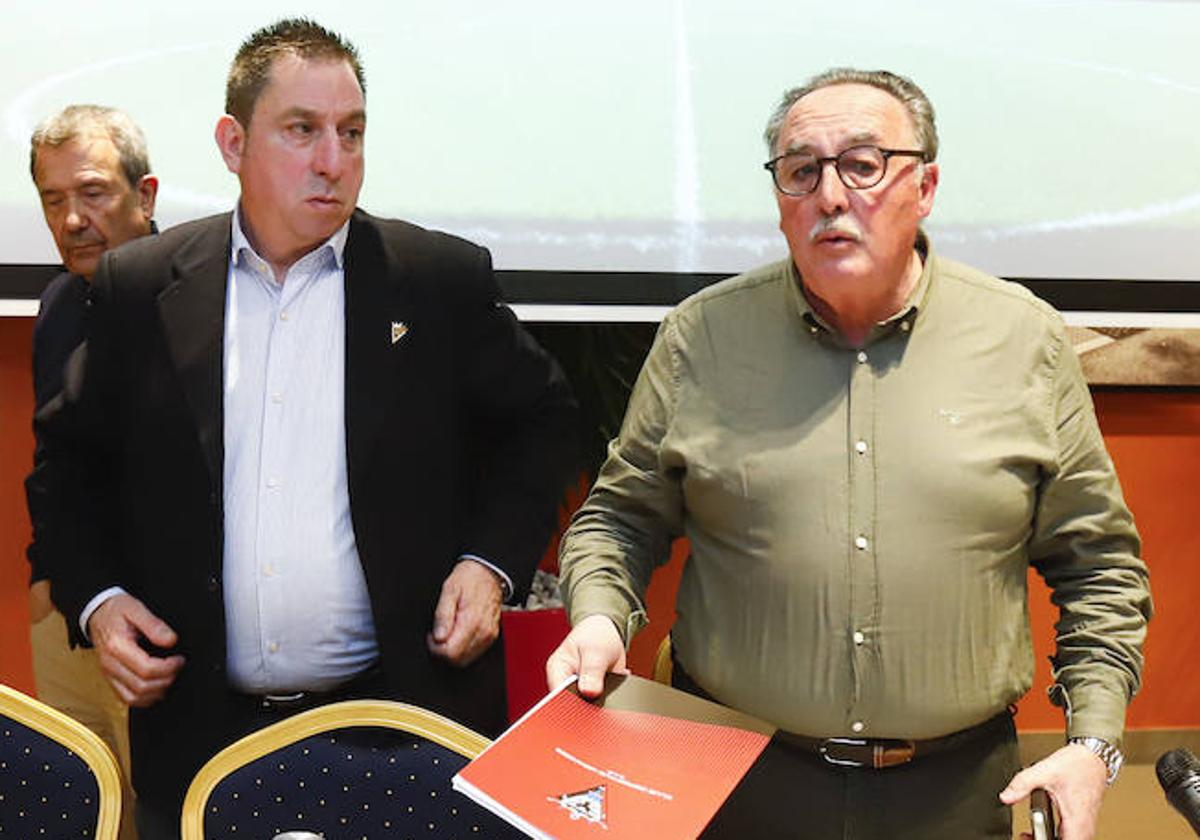Alfredo de Miguel, junto con el consejero Jesús Gómez, tras la rueda de prensa que ha dado esta tarde.