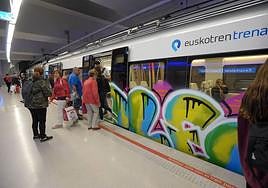 Graffitis en la línea 3 de Metro Bilbao.