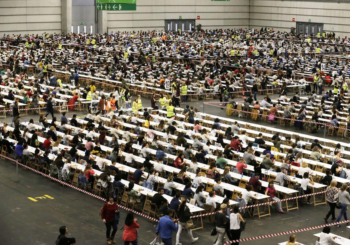 Miles de aspirantes realizan una prueba de selección en una OPE de Osakidetza en un pabellón del BEC de Barakaldo.