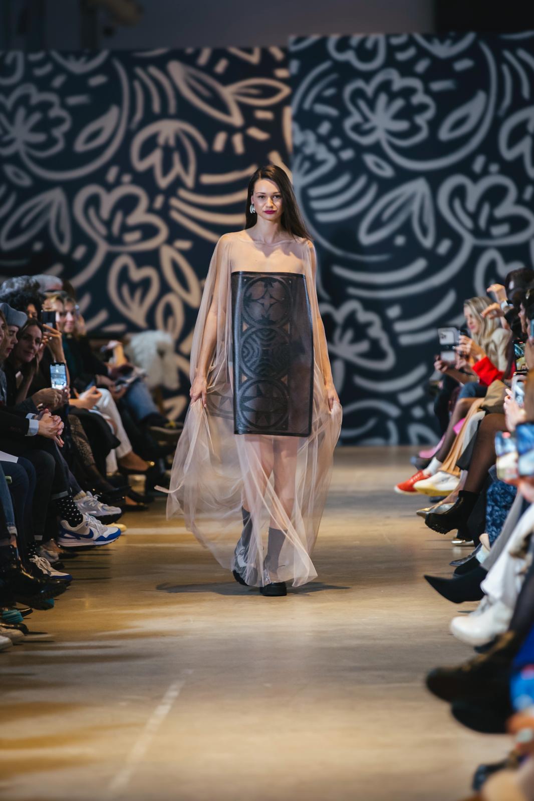 La marca bilbaína SKFK arrasa en la Fashion Week de Madrid con una colección llena de misterio