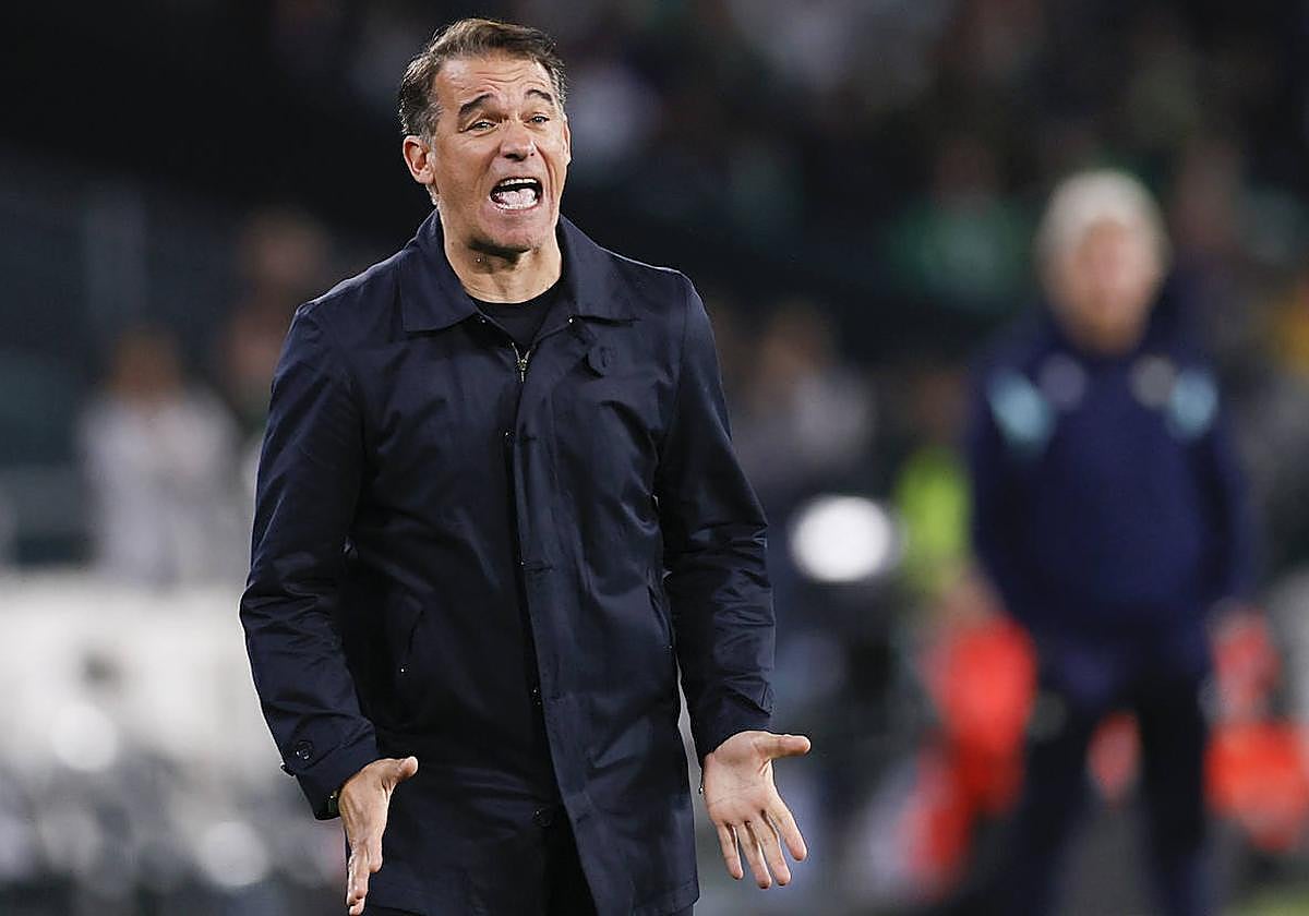 Luis García gesticula durante el último partido del Alavés, en el campo del Betis.