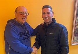 Vicente Ugarte, presidente del Balmaseda, e Iban Urbano, nuevo entrenador.