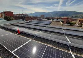 Las 144 placas fotovoltaicas instaladas por el Ayuntamiento en el tejado del polideportivo de Derio.