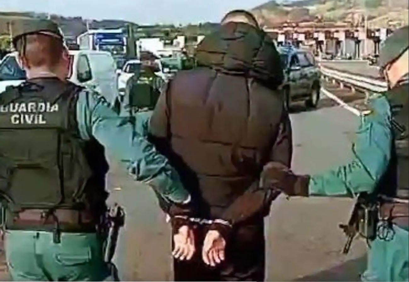 Detenido un vizcaíno con tres kilos de marihuana en un control rutinario de la Guardia Civil
