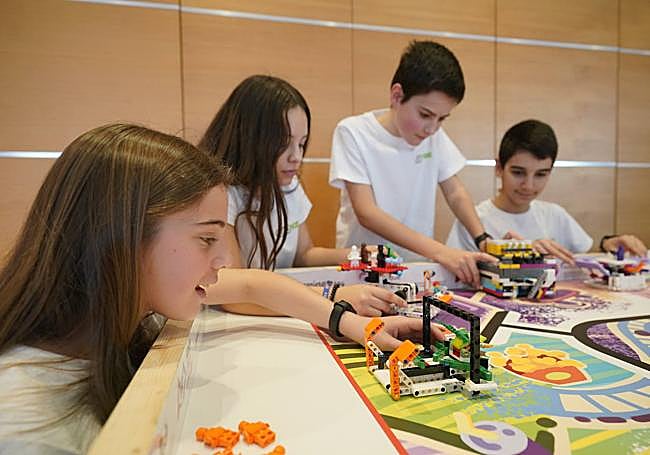 Los alumnos de Urkide explican cómo funciona el robot que han creado.