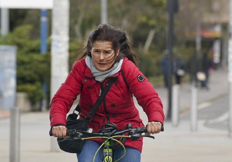 Vuelve el ambiente invernal a Vitoria, con lluvia y frío.