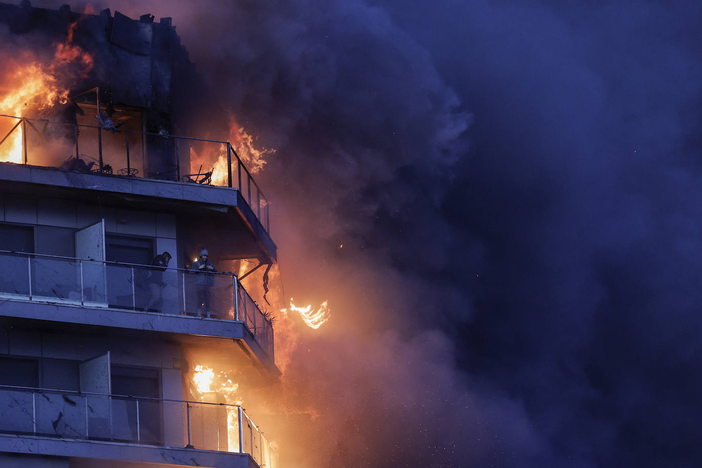 Las imágenes del incendio en un edificio de Valencia