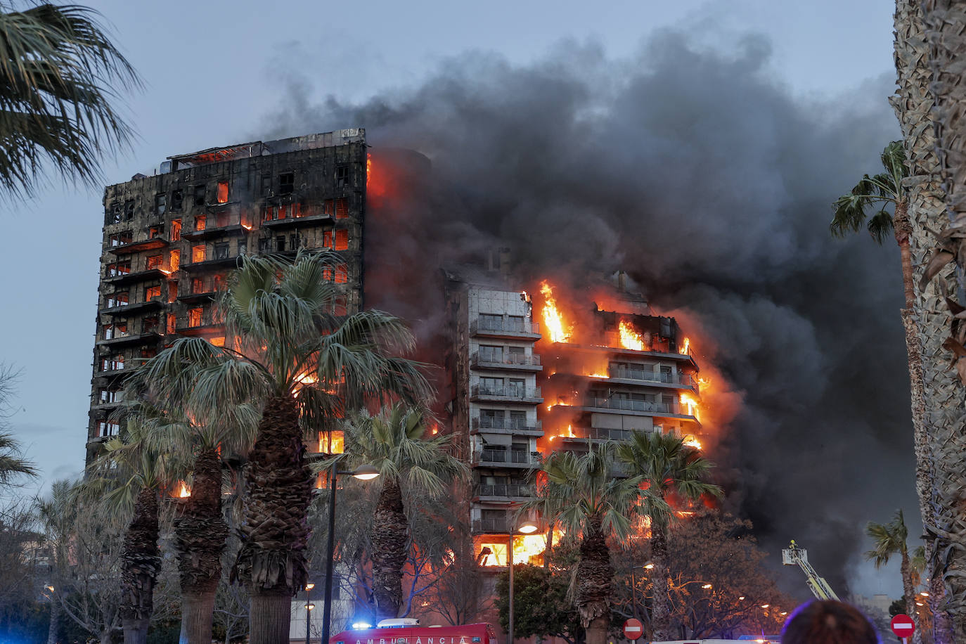 Las imágenes del incendio en un edificio de Valencia