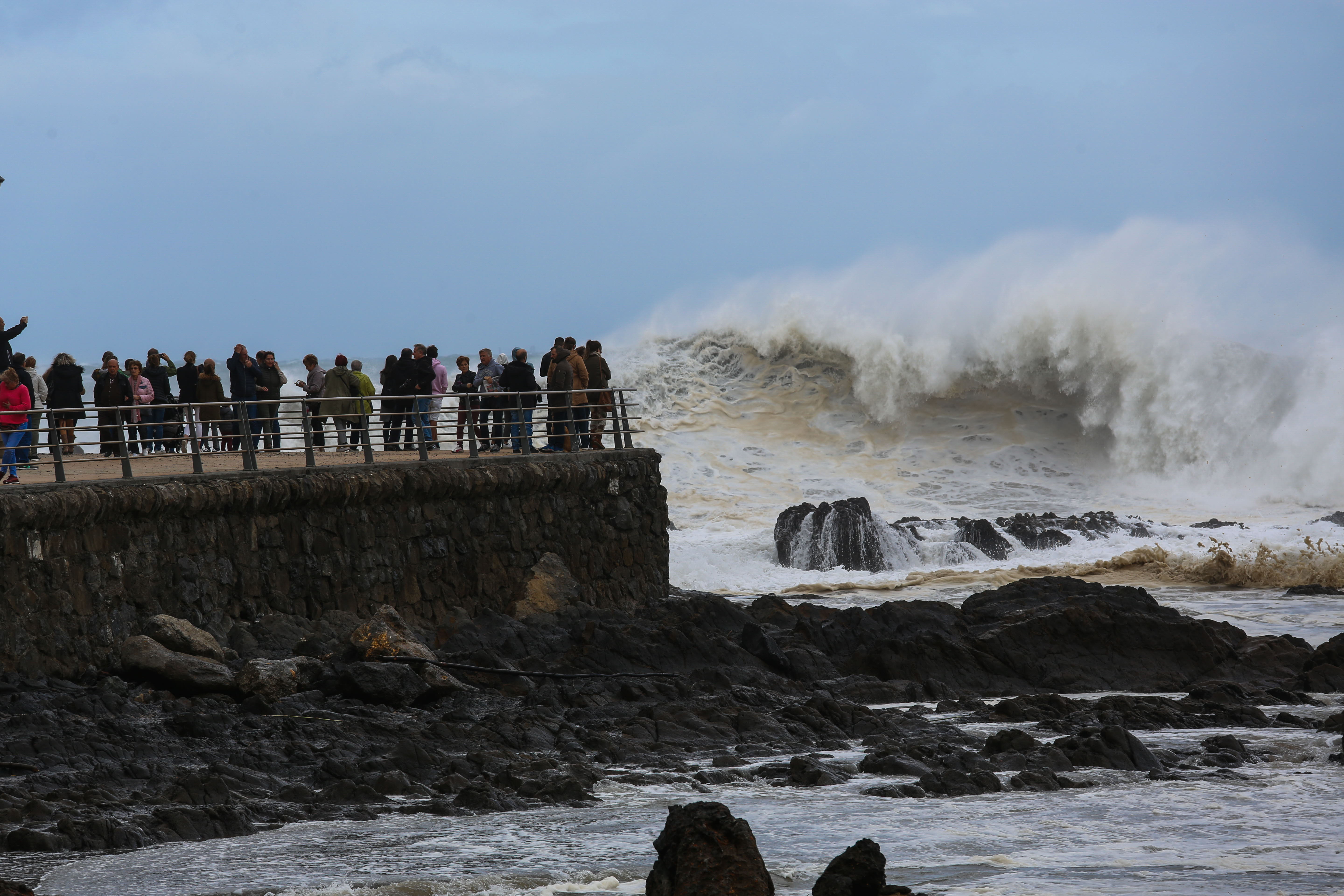 Fuerte oleaje en el puerto de Bakio por un temporal marítimo.