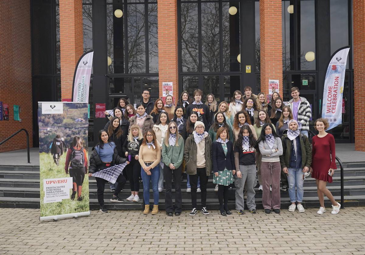 La vicerrectora de la UPV Manoli Igartua (en el centro) dio ayer la bienvenida a los estudiantes.