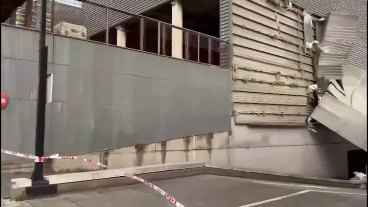 El viento sur arranca parte de una fachada en el Leroy Merlin de Barakaldo