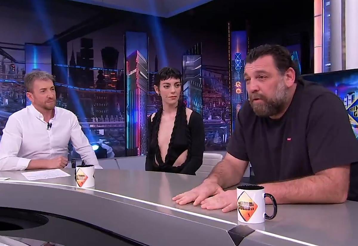 Hovik Keuchkerian junto a Victoria Luengo y Pablo Motos en 'El Hormiguero'