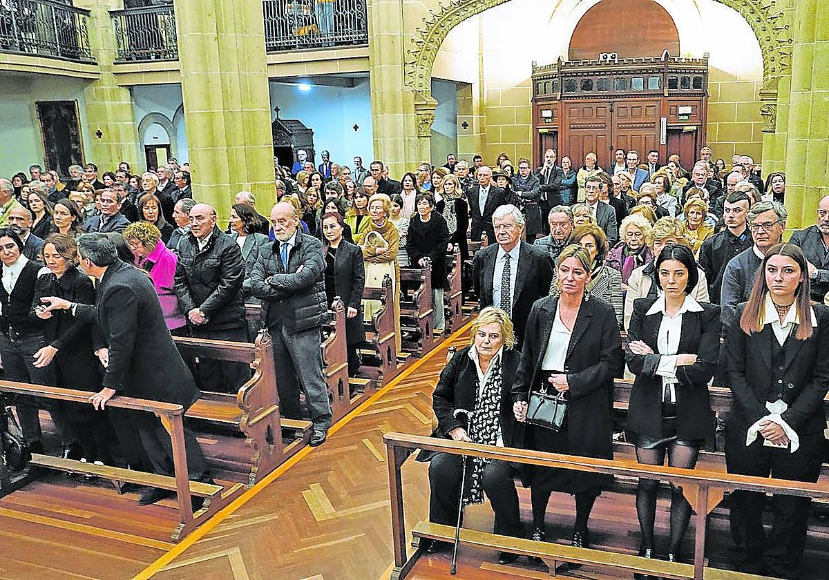 Además de la familia y los allegados, asistieron al funeral numerosos representantes del sector de la comunicación y de la empresa vasca.
