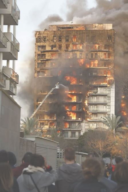 Las imágenes del incendio en un edificio de Valencia