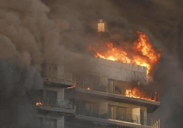 La espectacular escena del gran incendio en Valencia: una persona salta al vacío para huir de las llamas