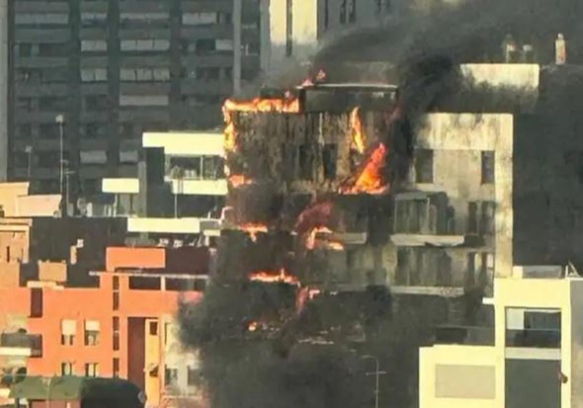 Los vídeos más impactantes del incendio que arrasa un edificio de 14 pisos en Valencia