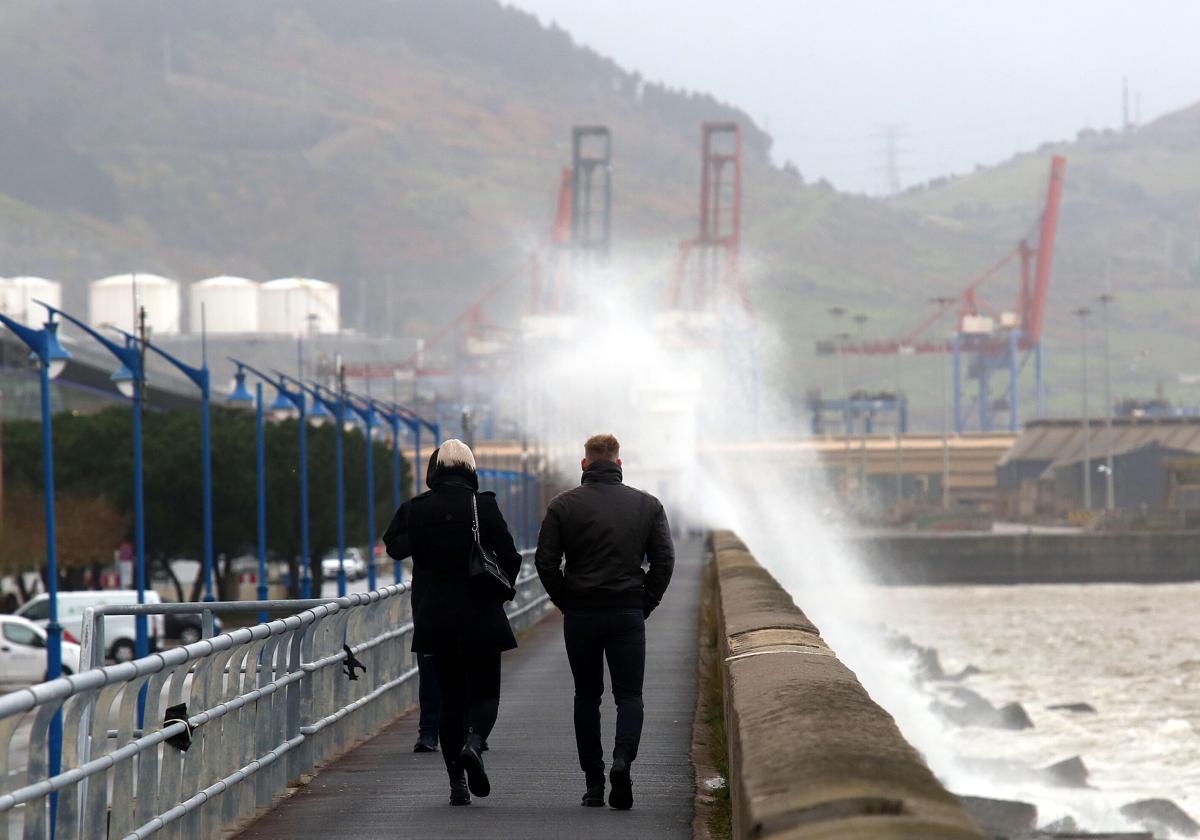 Dos personas pasean por el puerto de Getxo.