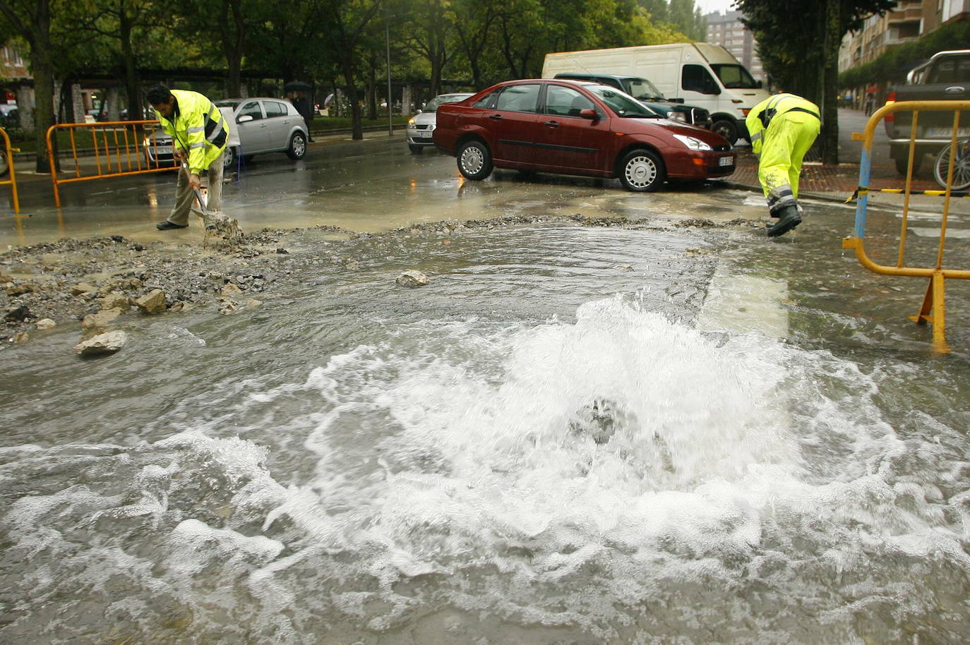 Operarios trabajan para taponar una fuga en una tubería, en una imagen de archivo.