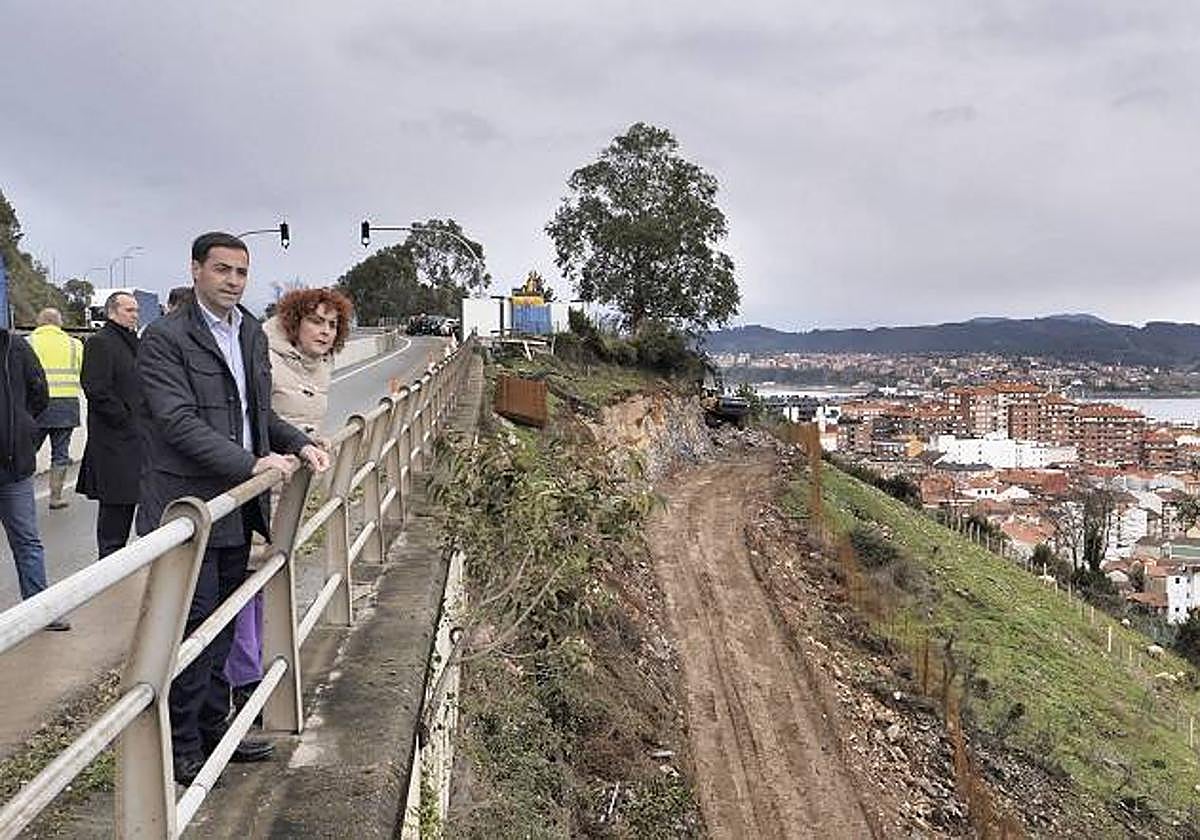 El diputado Imanol Pradales y la alcaldesa de Santurtzi, Karmele Tubilla, observando las obras.