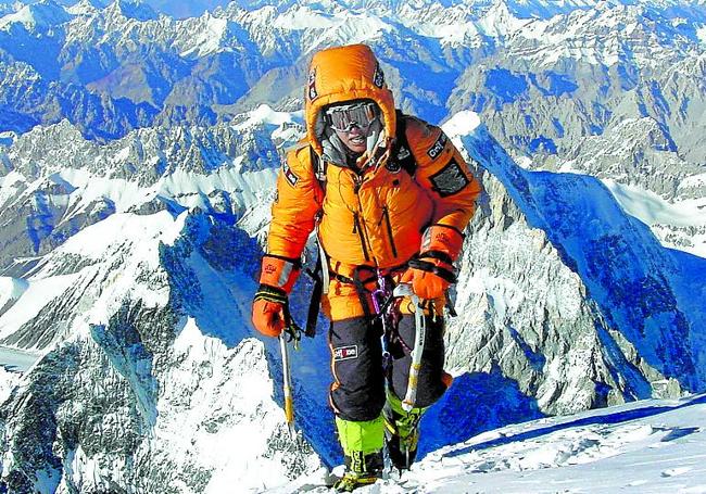 Edurne Pasaban llegando a la cima del K2, en 2004.