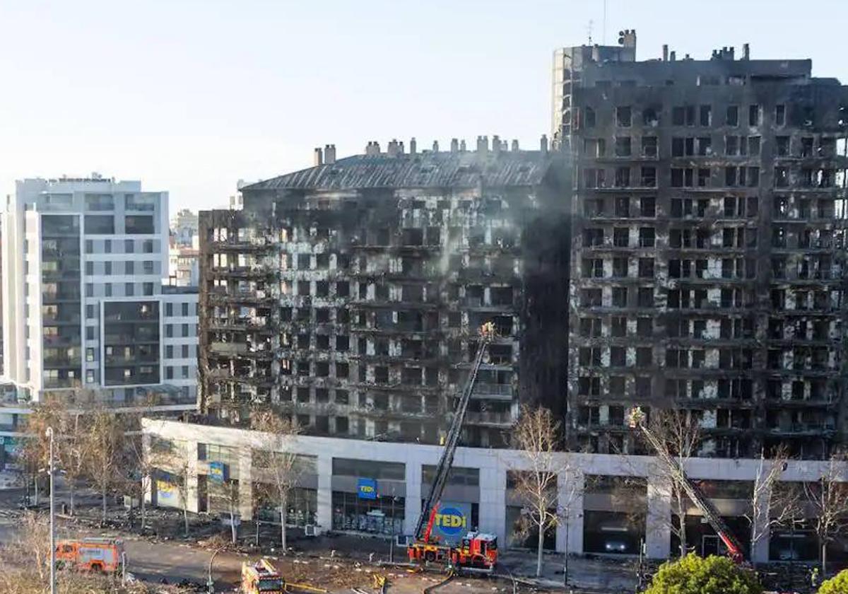 Hallan el décimo cadáver en el edificio incendiado de Valencia