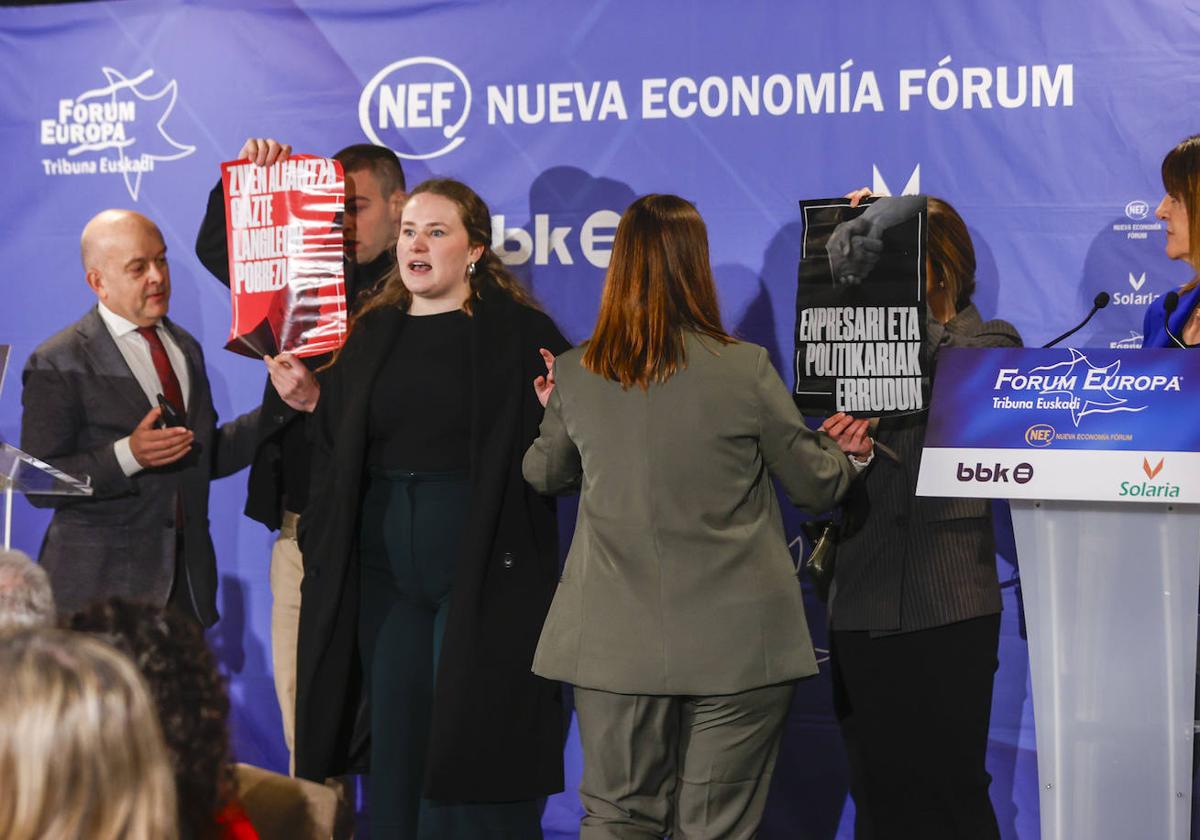 Varios jóvenes interrumpen un acto de Idoia Mendia en Bilbao