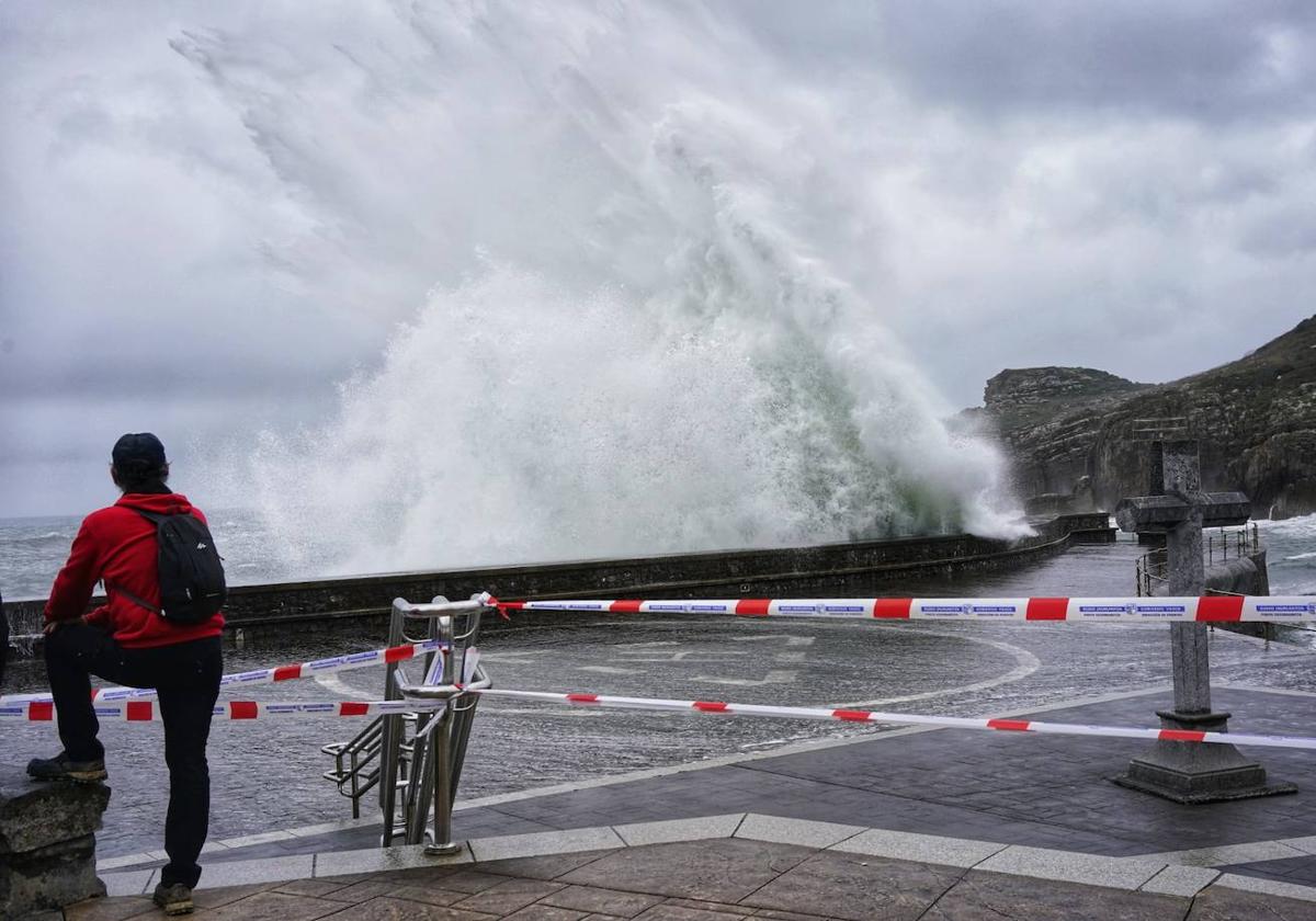 Olas de gran intensidad este viernes en Lekeitio