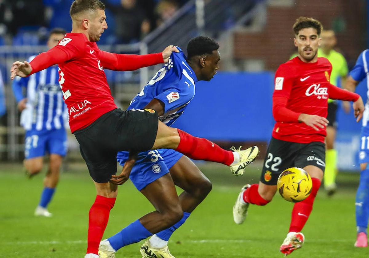 Nastasic se anticipa a Samu, a quien hizo un gran marcaje durante todo el partido.