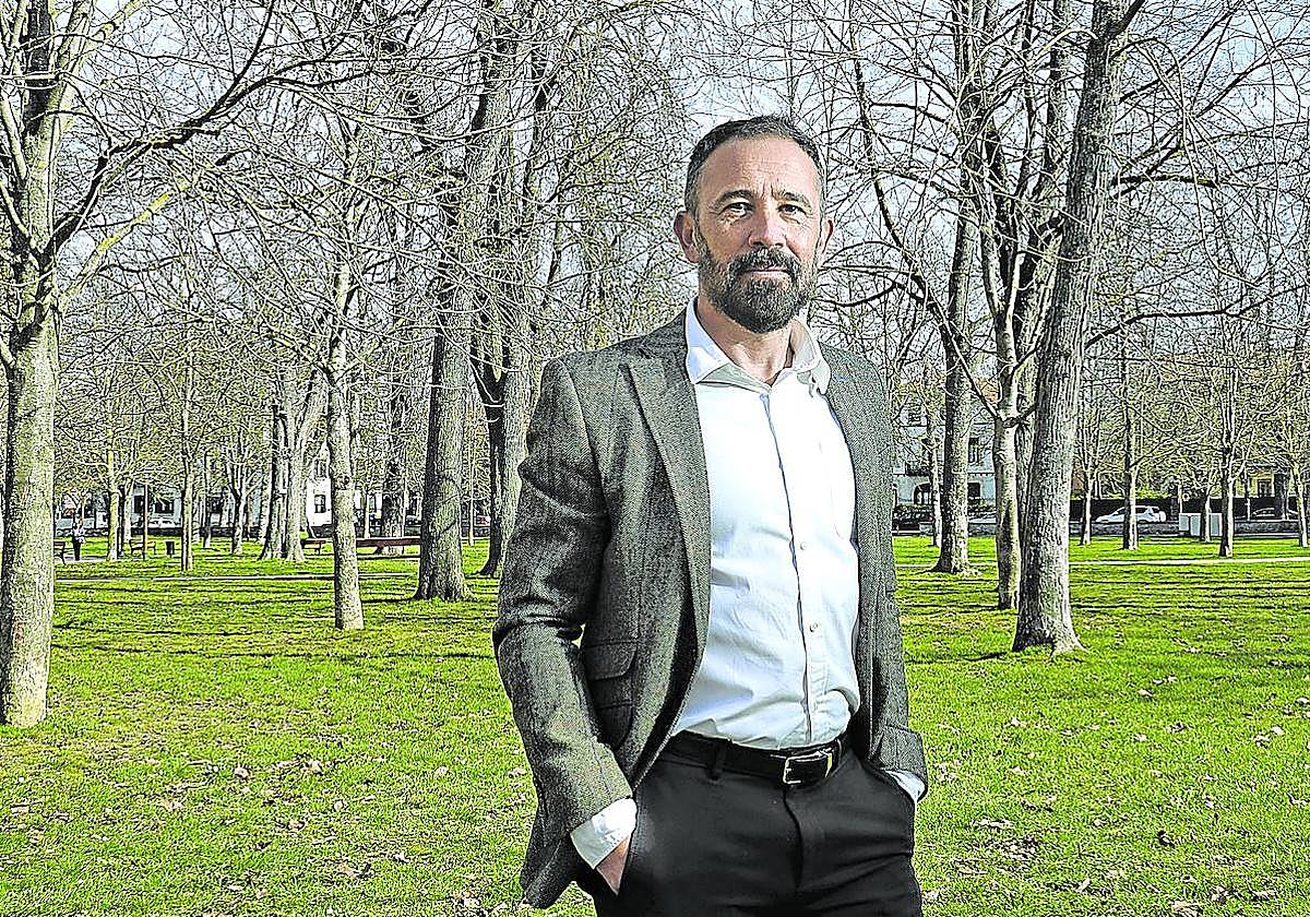 Itxaso posa en el Parque del Prado de Vitoria, en las inmediaciones de la sede de la Delegación del Gobierno.
