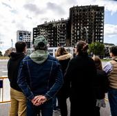 Selfis, curiosos que se llevan trozos de fachada como souvenir... El incendio de Valencia se convierte en una «atracción»