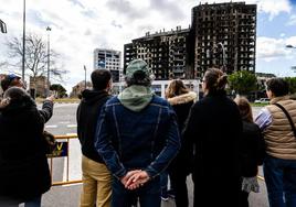 Selfis, curiosos que se llevan trozos de fachada como souvenir... El incendio de Valencia se convierte en una «atracción»