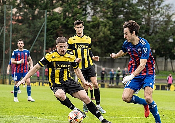 Okolo conduce el balón ante Etxeandia en el empate a cero entre el Portugalete y el Derio.