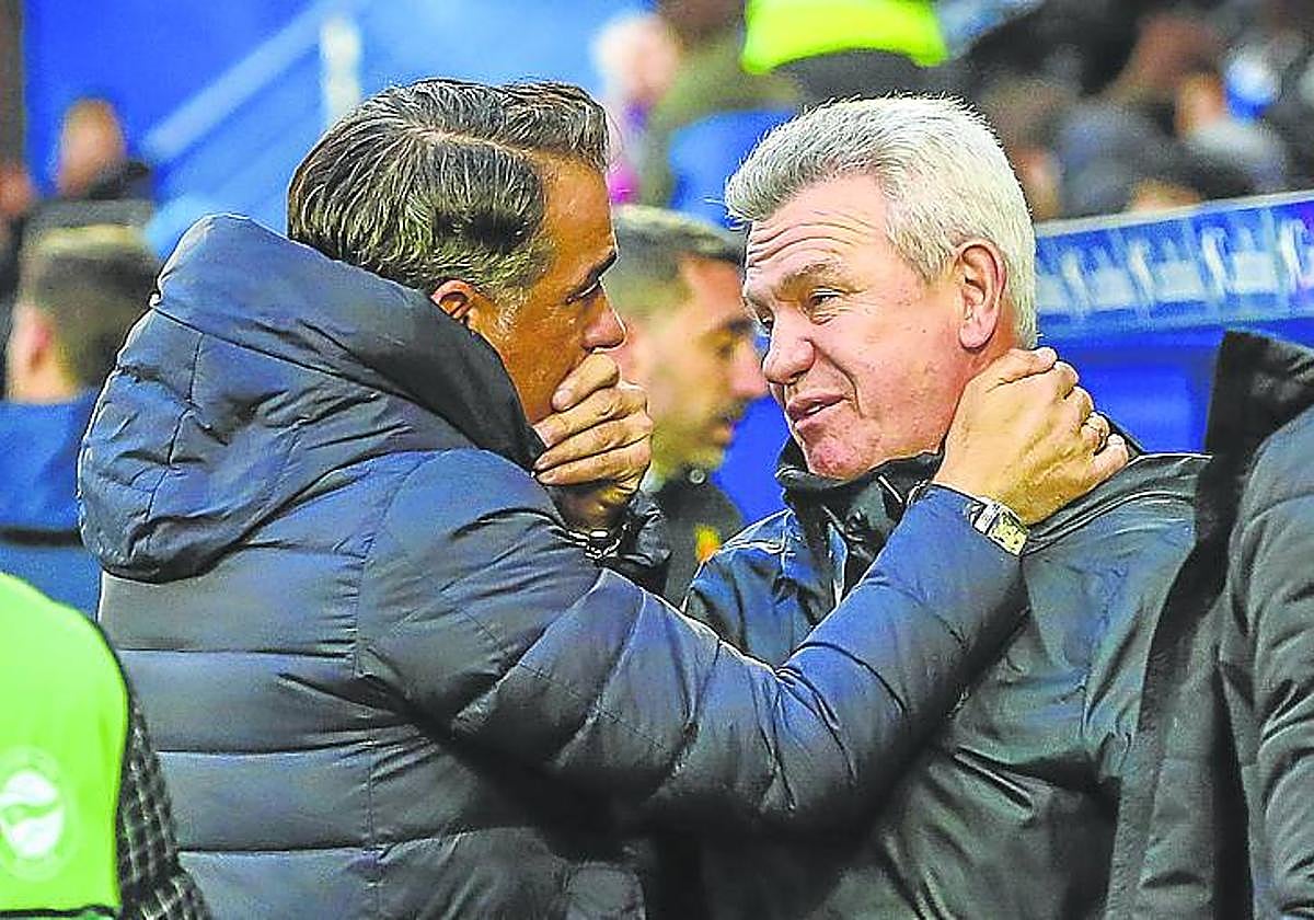 Saludo de Aguirre y Luis García Plaza antes del partido.