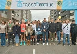 Martín Fiz, en la línea de meta junto a los organizadores de la carrera de Castellón.