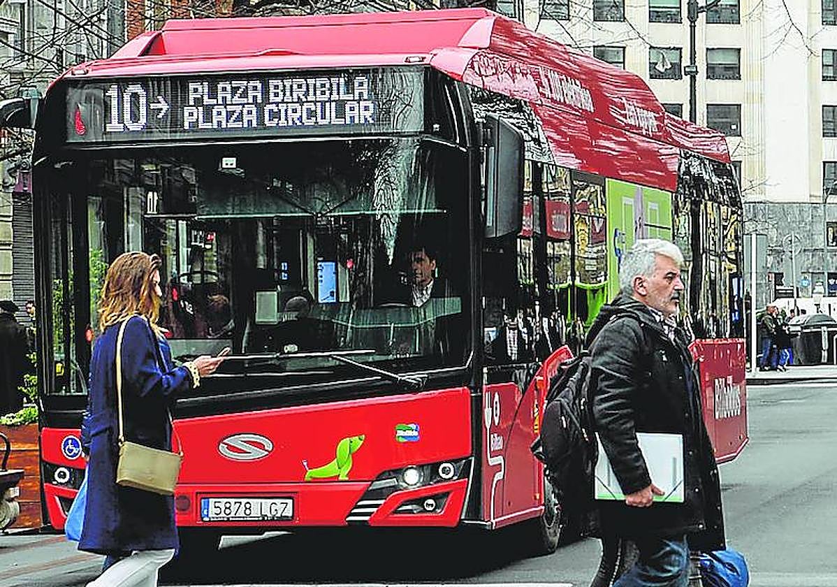 Un autobús circula en dirección a la Plaza Circular.