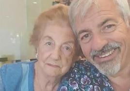 Carlos Sobera junto a su madre Asun en una imagen que ha publicado el presntador en Instagram