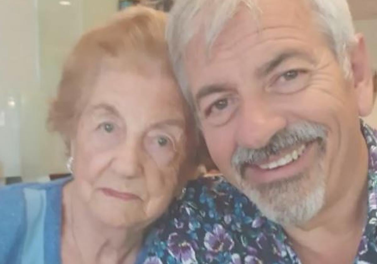 Carlos Sobera junto a su madre Asun en una imagen que ha publicado el presntador en Instagram