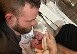 Matt y Benjamin Grant Costello, en el hospital Txagorritxu de Vitoria la semana pasada.