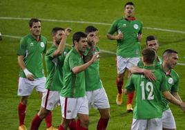 Jugadores de la Euskal Selekzioa se felicita tras un gol.