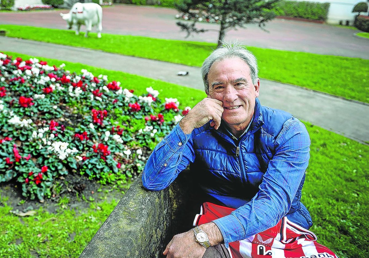 Andoni Goikoetxea posa en el jardín de Ibaigane.