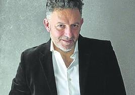 Mikel Santiago presenta 'El hijo olvidado' en la capital alavesa.