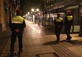 Agentes de la Policía Municipal en el centro de Bilbao.