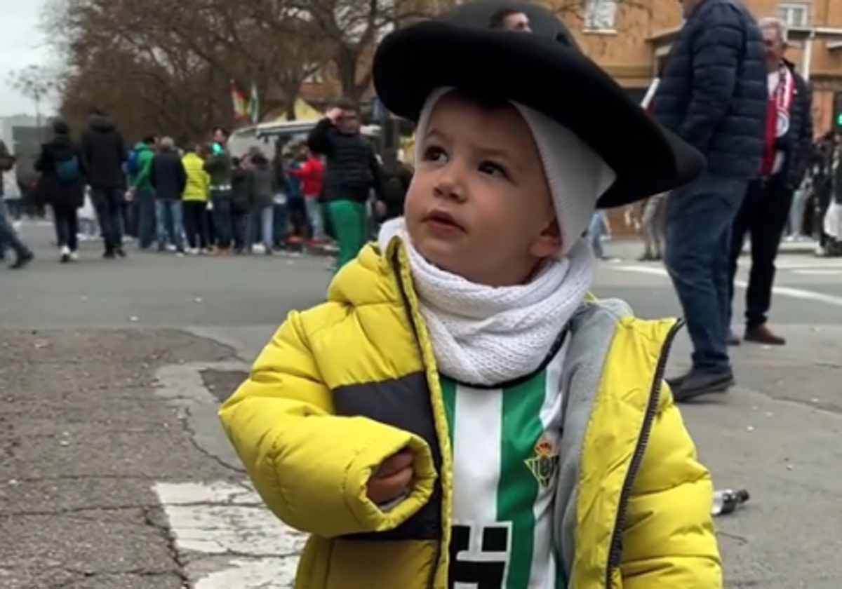 El divertido vídeo de un pequeño hincha del Betis que se 'enfada' con un grupo de aficionados del Athletic